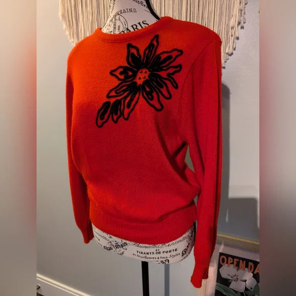 Vintage Women's Red Floral Embroidered D'Allairds Sweater Size Small - Picture 2 of 7
